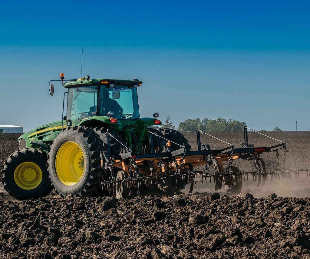 Tractor con ganchos arado