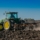 Tractor con ganchos arado